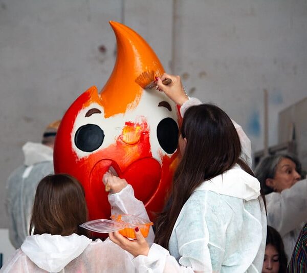 dos personas pintando un Ninot en un taller fallero de Valencia
