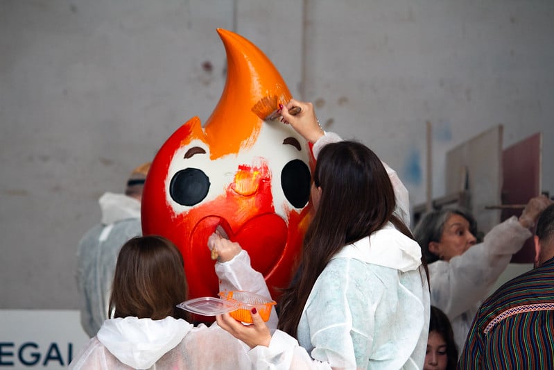dos personas pintando un Ninot en un taller fallero de Valencia