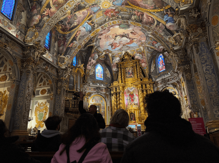 Dentro de la iglesia de San Nicolás durante una Excursiones Valencia Otoño.