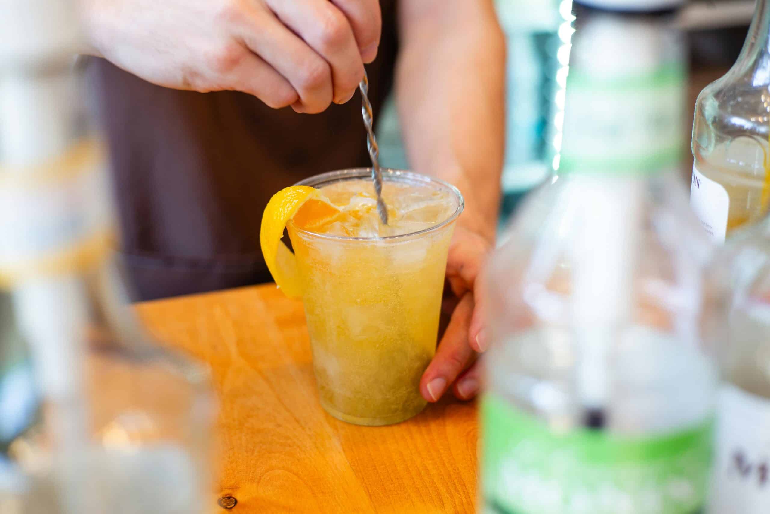 Agua de Valencia, una bebida alcohólica de naranja que se prepara en un bar, datos sobre valencia