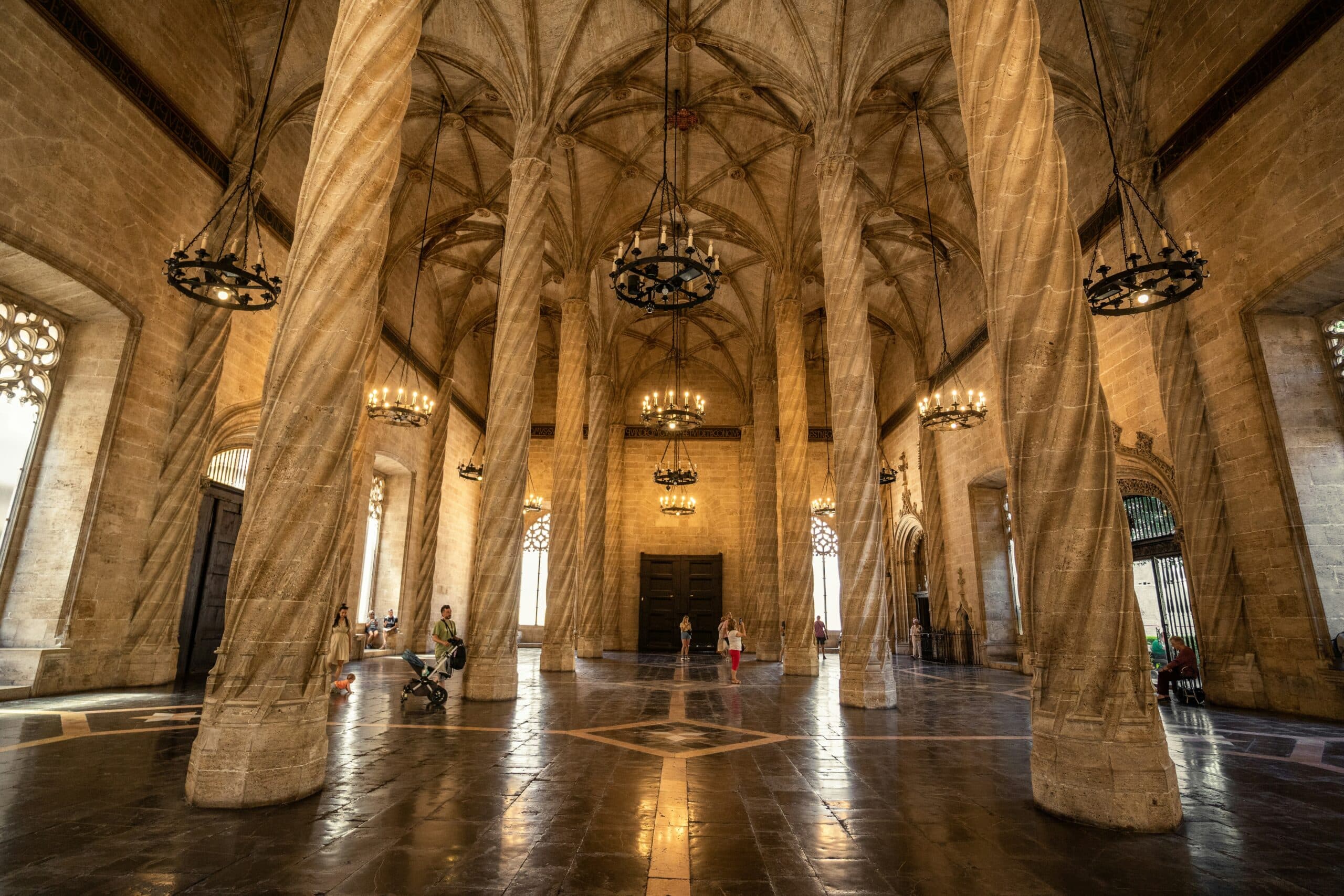 Dentro de la Lonja de la Seda, un gran salón con columnas ornamentadas, datos sobre valencia