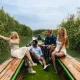 Un gruppo che fa il giro del lago di Albufera in barca elettrica.